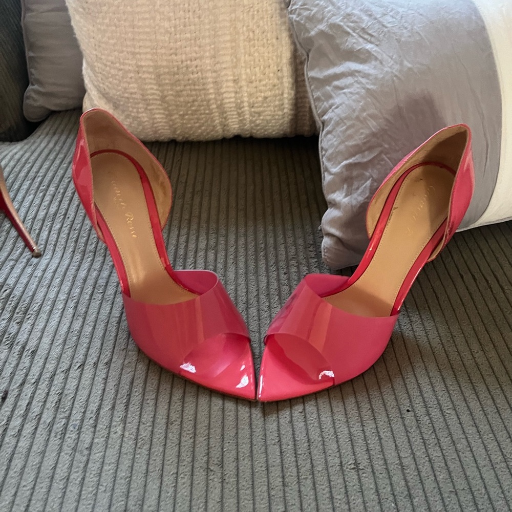New with tags runs small!! Never worn